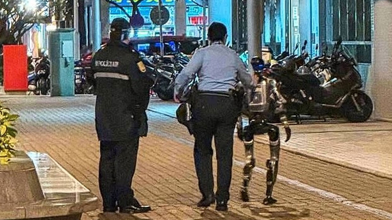 Karakola götürülen ilk robot: "Gözaltı" görüntüleri viral oldu